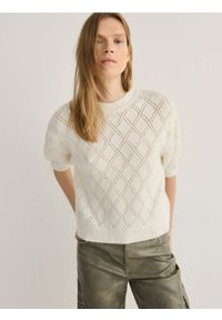 Reserved - Sweter w ażurowy wzór - kremowy. Kolor: kremowy. Materiał: dzianina. Wzór: ażurowy