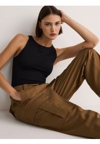 Reserved - Spodnie cargo z lyocellem - brązowy. Kolor: brązowy. Materiał: bawełna, tkanina