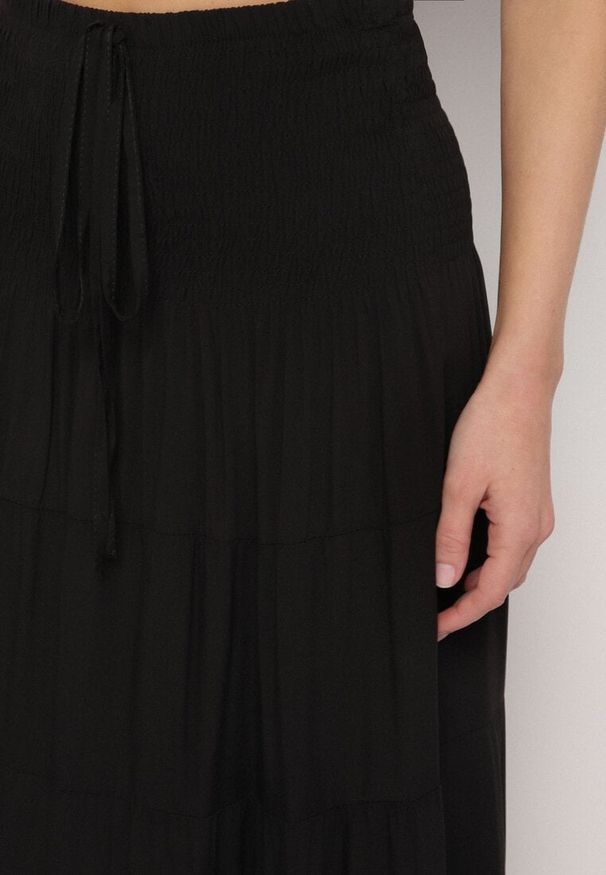 Born2be - Czarna Spódnica z Wiskozą z Wysokim Stanem i Falbanami Ellimee. Okazja: na co dzień. Stan: podwyższony. Kolor: czarny. Materiał: wiskoza. Styl: casual, klasyczny, elegancki