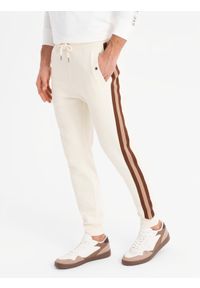 Ombre Clothing - Dresowe męskie spodnie z lampasami i ściągaczami na nogawkach – kremowe V3 OM-PASK-0258 - XXL. Kolor: kremowy. Materiał: dresówka. Wzór: aplikacja, kolorowy. Styl: retro, elegancki