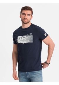 Ombre Clothing - Męski t-shirt bawełniany z logotypem - granatowy V3 OM-TSPT-0139 - XXL. Okazja: na co dzień. Kolor: niebieski. Materiał: bawełna. Wzór: nadruk. Styl: klasyczny, casual, elegancki