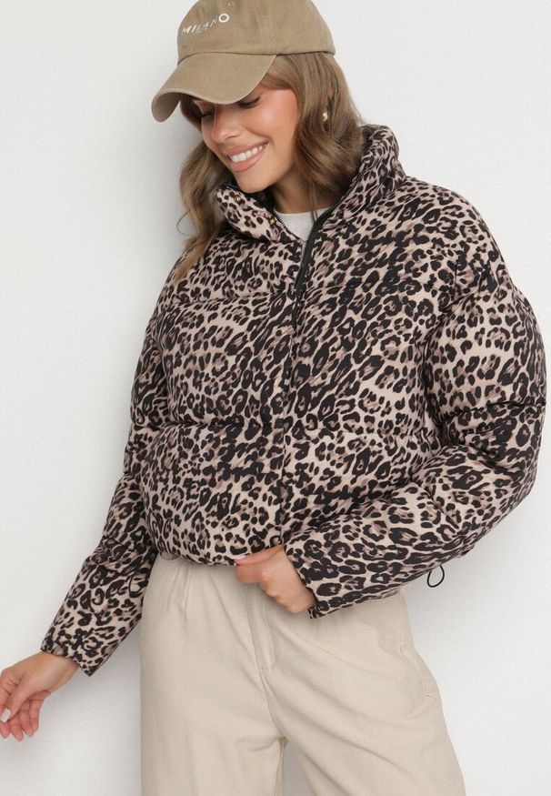 Born2be - Brązowa Krótka Pikowana Kurtka w Panterkę Wykończona Ściągaczami Ivinia. Okazja: na spacer. Kolor: brązowy. Materiał: jeans. Długość rękawa: długi rękaw. Długość: krótkie. Wzór: motyw zwierzęcy. Styl: elegancki