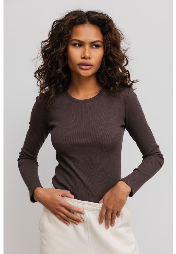 Marsala - Dopasowany top z prążkowanej dzianiny w kolorze DARK CHOCOLATE - MOODY-L. Materiał: dzianina, prążkowany. Długość rękawa: długi rękaw. Długość: długie
