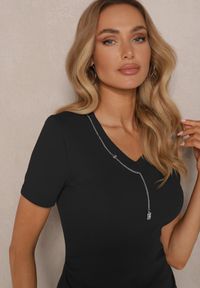 Renee - Czarny T-shirt z Bawełny z Łańcuszkiem i Marszczeniem Olisinia. Okazja: na co dzień. Kolor: czarny. Materiał: bawełna. Styl: glamour, casual