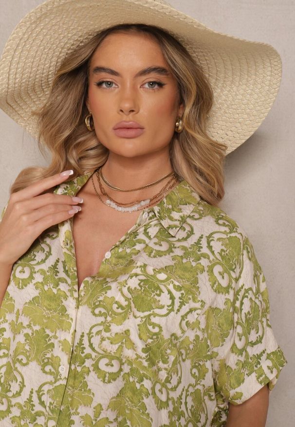 Renee - Ciemnozielona Wiskozowa Sukienka o Koszulowym Kroju w Ornamentalny Wzór Inisaria. Okazja: na co dzień. Kolor: zielony. Materiał: wiskoza. Długość rękawa: krótki rękaw. Sezon: wiosna, lato. Typ sukienki: koszulowe. Styl: casual, elegancki