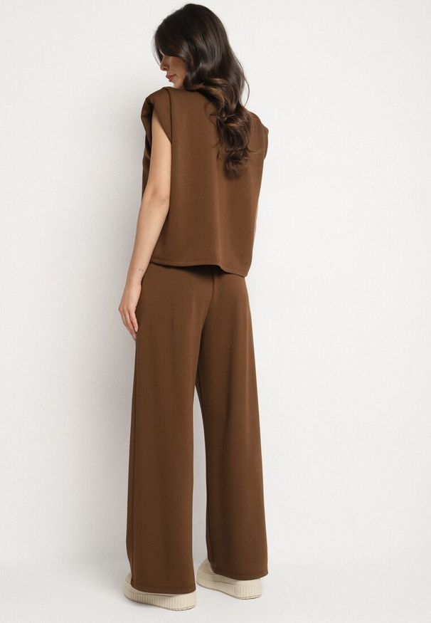 Born2be - Brązowy Komplet z Wiskozą Koszulka z Usztywnionymi Ramionami i Szerokie Spodnie Nevisari. Kolor: brązowy. Materiał: wiskoza