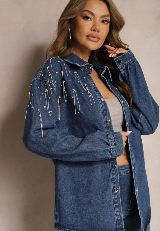 Renee - Granatowa Jeansowa Koszula Ozdobiona Cyrkoniami i Biżuteryjnymi Łańcuszkami Ullilena. Kolor: niebieski. Materiał: jeans. Wzór: aplikacja