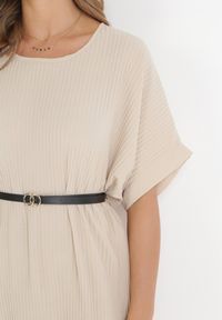 Born2be - Beżowa Plisowana Sukienka Pudełkowa z Paskiem Savima. Kolor: beżowy. Typ sukienki: oversize #5