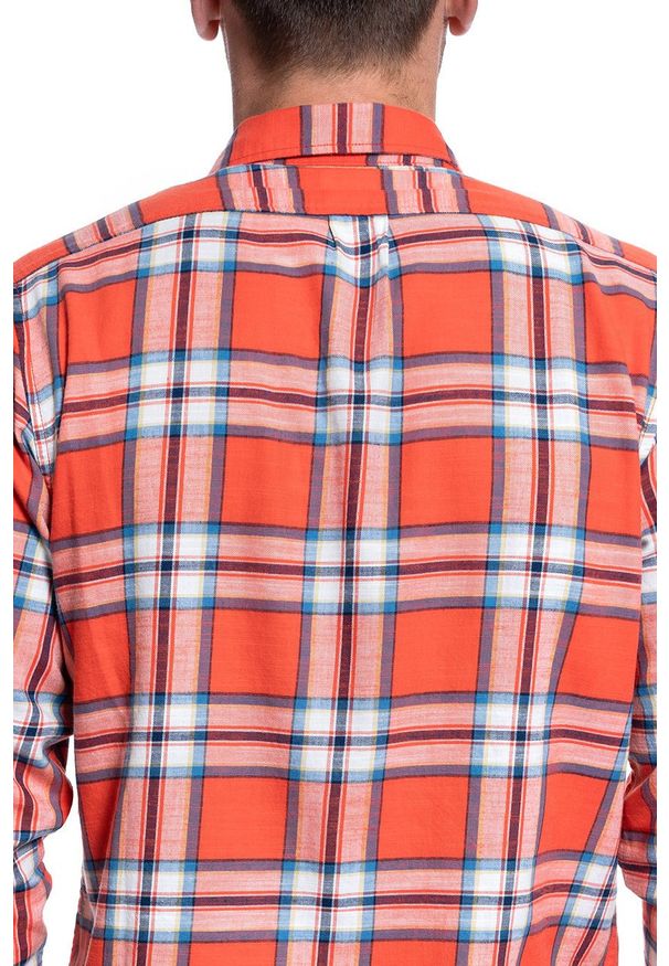 Lee - KOSZULA LEE BUTTON DOWN REGULAR LAVA RED L880ZJAF. Okazja: na co dzień. Typ kołnierza: button down. Długość rękawa: długi rękaw. Długość: długie. Styl: casual