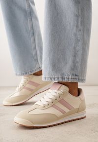 Renee - Beżowe Sneakersy Ozdobione Dwoma Paskami Lannatea. Okazja: na co dzień. Zapięcie: pasek. Kolor: beżowy. Wzór: aplikacja #2