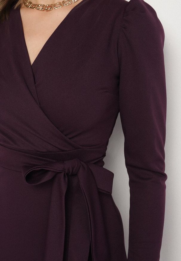 Born2be - Fioletowa Sukienka z Kopertowym Dekoltem i Materiałowym Paskiem Devisia. Okazja: na co dzień. Typ kołnierza: dekolt kopertowy. Kolor: fioletowy. Materiał: materiał. Długość rękawa: długi rękaw. Typ sukienki: kopertowe. Styl: casual, elegancki, klasyczny