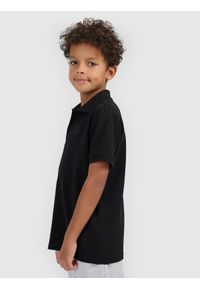 4f - 4F Koszulka polo regular chłopięca - czarna 158 (12-13 lat). Okazja: na co dzień, na uczelnię. Typ kołnierza: polo. Kolor: czarny. Materiał: dzianina, bawełna. Wzór: ze splotem. Sezon: lato. Styl: casual, elegancki, sportowy, klasyczny #2