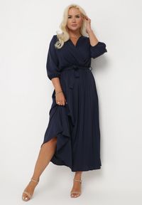 Born2be - Granatowa Plisowana Sukienka Maxi z Kopertowym Dekoltem i Wiązaniem w Talii Lariah. Kolekcja: plus size. Kolor: niebieski. Materiał: materiał. Typ sukienki: kopertowe. Długość: maxi