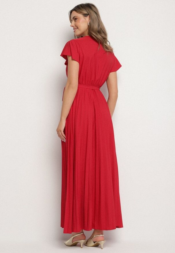 Born2be - Bordowa Elegancka Sukienka Maxi w Plisy z Kopertowym Dekoltem i Wiązaniem Thessi. Kolor: czerwony. Sezon: lato. Typ sukienki: kopertowe. Styl: elegancki. Długość: maxi