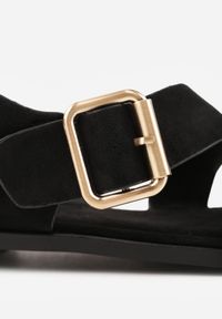 Renee - Czarne Sandały na Płaskiej Podeszwie ze Skośnym Paskiem i Klamerką Iphislia. Okazja: na co dzień. Zapięcie: pasek. Kolor: czarny. Obcas: na płaskiej podeszwie. Styl: casual, elegancki #8