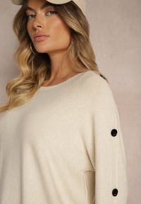 Renee - Jasnobeżowy Sweter z Wiskozą i Bawełną Ozdobiony Guzikami Ciavonne. Okazja: na co dzień. Kolor: beżowy. Materiał: bawełna, wiskoza. Długość rękawa: długi rękaw. Długość: długie. Wzór: aplikacja. Styl: casual #5