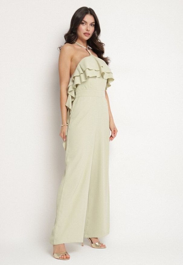 Born2be - Zielony Kombinezon Wiązany na Szyi z Metaliczną Ozdobą Tilindra. Kolor: zielony. Długość: długie. Wzór: aplikacja. Styl: klasyczny, elegancki