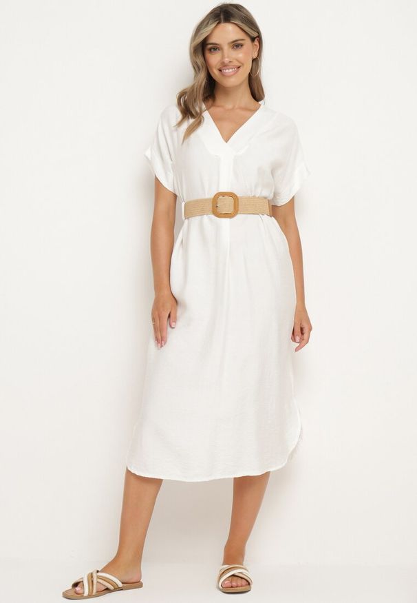 Born2be - Biała Wiskozowa Sukienka z Paskiem Ozdobionym Plecionką i Klamrą Mlevena. Typ kołnierza: dekolt w kształcie V. Kolekcja: plus size. Kolor: biały. Materiał: wiskoza. Długość rękawa: krótki rękaw. Wzór: aplikacja. Typ sukienki: dla puszystych. Styl: elegancki