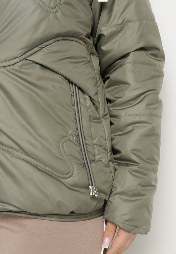 Born2be - Zielona Kurtka Pikowana z Kapturem Karbia. Okazja: na co dzień. Typ kołnierza: kaptur. Kolekcja: plus size. Kolor: zielony. Styl: casual, elegancki