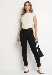 Born2be - Czarne Jeansy o Dopasowanym Kroju z Efektem Push Up Vonnira. Okazja: na co dzień. Kolor: czarny. Styl: elegancki, casual