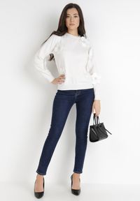 Born2be - Biały Sweter Lasthania. Okazja: na co dzień. Kolor: biały. Materiał: tkanina, jeans, prążkowany. Długość rękawa: długi rękaw. Długość: długie. Wzór: kwiaty, aplikacja. Styl: casual, klasyczny #3