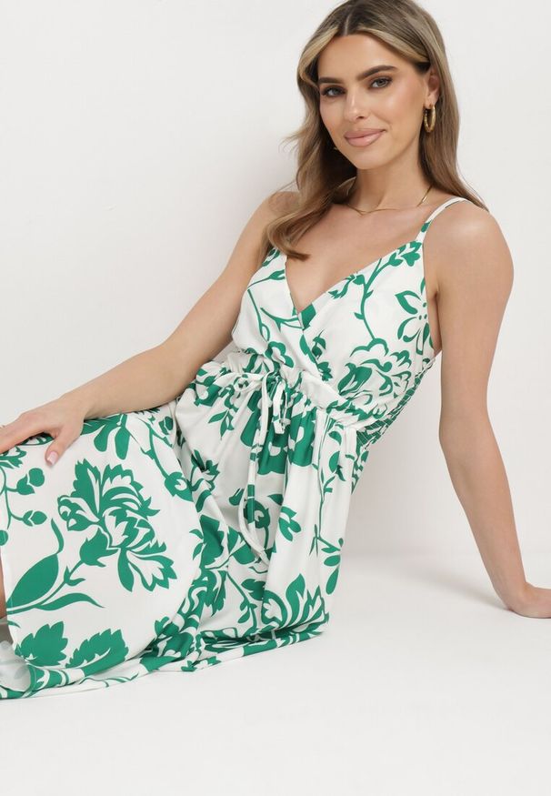 Born2be - Zielono-Biała Sukienka na Regulowanych Ramiączkach z Gumkami na Plecach Ściągana Troczkiem Harnela. Okazja: na co dzień. Kolor: zielony. Długość rękawa: na ramiączkach. Typ sukienki: proste. Styl: klasyczny, casual, elegancki