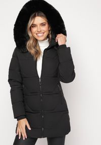 Born2be - Czarna Kurtka w Geometryczne Pikowanie z Kapturem i Futerkiem Bellinae. Okazja: na co dzień. Typ kołnierza: kaptur. Kolor: czarny. Materiał: futro. Wzór: geometria. Styl: klasyczny, casual #4