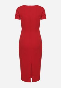 Born2be - Czerwona Taliowana Koktajlowa Sukienka z Wiskozą i Rozcięciem z Tyłu Castorea. Okazja: na co dzień. Kolor: czerwony. Materiał: wiskoza. Długość rękawa: krótki rękaw. Styl: wizytowy #2