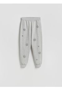 Reserved - Spodnie dresowe z aplikacjami - ciemnoszary. Kolor: szary. Materiał: dresówka. Wzór: aplikacja #1
