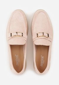 Born2be - Różowe Mokasyny z Prostokątną Metaliczną Ozdobą Aeleorane. Nosek buta: okrągły. Zapięcie: klamry. Kolor: różowy. Materiał: zamsz, skóra. Wzór: aplikacja. Obcas: na obcasie. Styl: klasyczny. Wysokość obcasa: niski #3