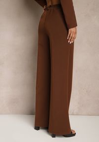 Renee - Brązowe Szerokie Spodnie High Waist z Gumką w Pasie Eternel. Okazja: na spotkanie biznesowe. Stan: podwyższony. Kolor: brązowy. Materiał: jedwab. Styl: elegancki, biznesowy #5