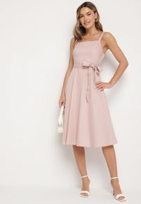 Born2be - Różowa Sukienka z Wiskozą ze Wzorem Pasków Dolereia. Okazja: na co dzień. Kolor: różowy. Materiał: wiskoza. Długość rękawa: na ramiączkach. Styl: casual, klasyczny. Długość: midi #3