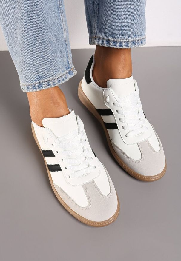 Born2be - Biało-Czarne Płaskie Sneakersy Ozdobione Paskami Glaria. Okazja: na co dzień. Zapięcie: pasek. Kolor: biały. Materiał: jeans. Wzór: aplikacja