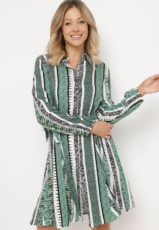 Born2be - Zielona Sukienka Koszulowa z Wiskozy Rozkloszowana z Materiałowym Paskiem Sigina. Okazja: do pracy. Kolor: zielony. Materiał: wiskoza, materiał. Długość rękawa: długi rękaw. Typ sukienki: koszulowe