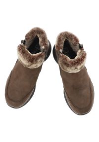 Botki damskie Rieker, na platformie i zapinane na zamek z ocieplanym futerkiem, brązowe, M6560-25. Okazja: na co dzień. Zapięcie: zamek. Kolor: brązowy. Materiał: futro, materiał. Sezon: zima. Obcas: na platformie. Styl: casual, elegancki, klasyczny #9