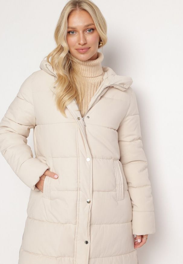 Born2be - Jasnobeżowa Długa Kurtka Płaszcz Zapinana na Suwak i Napy z Kapturem Tasperia. Okazja: do pracy, na co dzień, na spotkanie biznesowe. Typ kołnierza: kaptur. Kolor: beżowy. Materiał: jeans. Długość rękawa: długi rękaw. Długość: długie. Styl: casual, elegancki, biznesowy