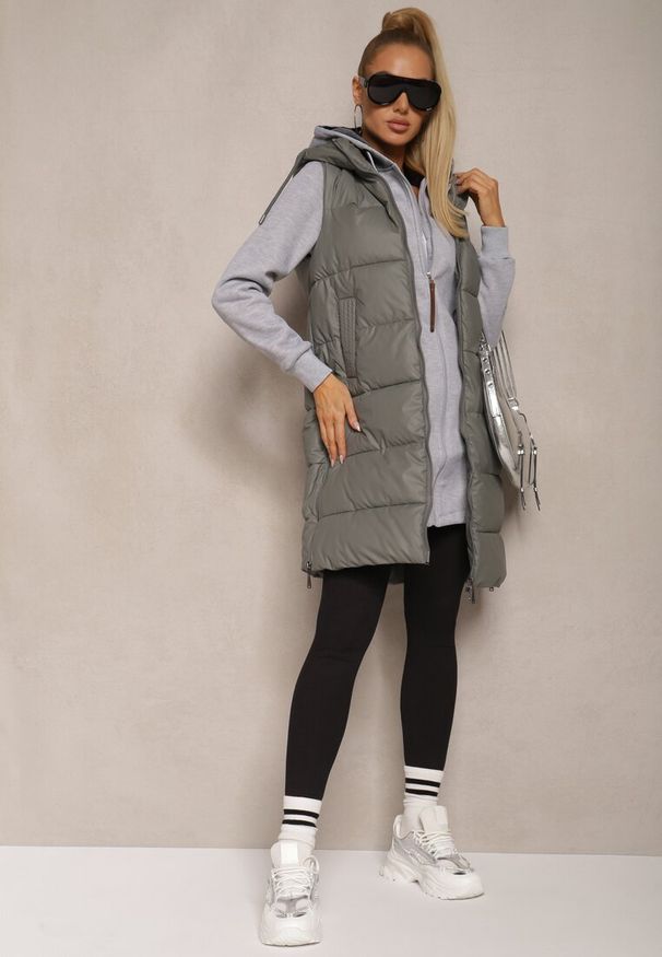 Renee - Szara Bluza Długa z Kapturem Ozdobionym Napisami Sinellina. Okazja: na co dzień. Typ kołnierza: kaptur. Kolor: szary. Materiał: jeans. Długość: długie. Wzór: napisy, aplikacja. Styl: casual