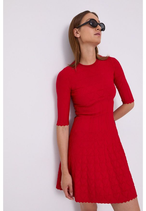 Love Moschino - Sukienka. Kolor: czerwony. Materiał: dzianina. Długość rękawa: krótki rękaw. Wzór: gładki. Typ sukienki: rozkloszowane
