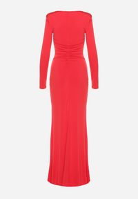 Born2be - Czerwona Koktajlowa Dopasowana Sukienka z Usztywnianymi Ramionami i Rozcięciem z Boku Orailia. Okazja: na imprezę. Kolor: czerwony. Typ sukienki: dopasowane. Styl: wizytowy #4