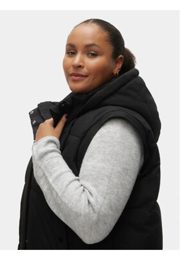 Vero Moda Curve Płaszcz zimowy Margaret 10301538 Czarny Regular Fit. Kolor: czarny. Materiał: syntetyk. Sezon: zima