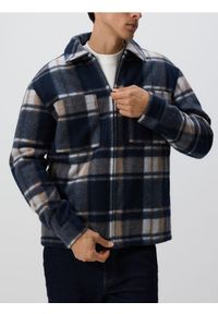 Reserved - Kurtka koszulowa w kratę - granatowy. Kolor: niebieski. Materiał: dzianina