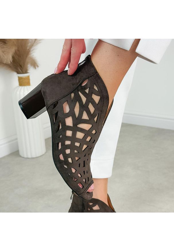 C.Brązowe sandały damskie na obcasie z zakrytą piętą M.Daszyński 1954-15 26. Okazja: na co dzień. Kolor: brązowy. Materiał: zamsz. Wzór: ażurowy. Sezon: wiosna, lato. Obcas: na obcasie. Styl: wizytowy, casual, klasyczny, elegancki. Wysokość obcasa: średni