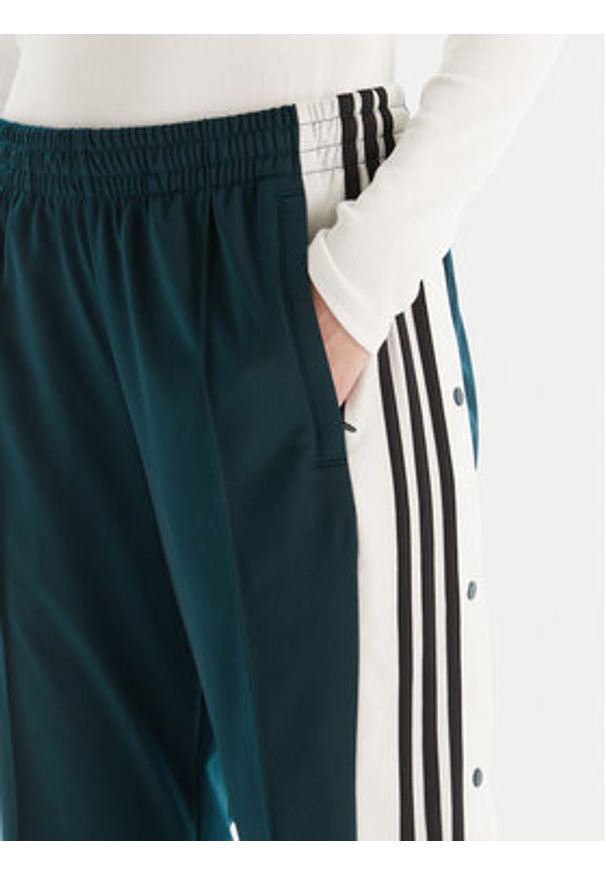 Adidas - adidas Spodnie dresowe Adibreak JV7515 Zielony Loose Fit. Kolor: zielony. Materiał: syntetyk