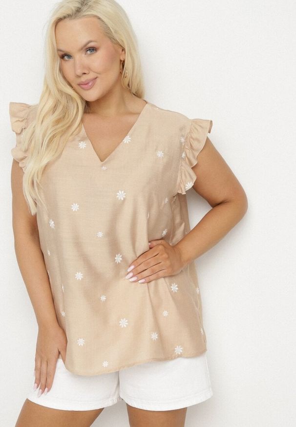 Born2be - Beżowa Bluzka z Wiskozą Ozdobiona Haftowanymi Kwiatami Tolindra. Okazja: na spacer. Kolor: beżowy. Materiał: wiskoza. Wzór: kwiaty, haft, aplikacja. Styl: elegancki