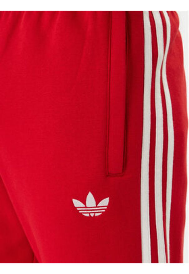 Adidas - adidas Spodnie dresowe 3-Stripes KE3560 Czerwony Slim Fit. Kolor: czerwony. Materiał: bawełna