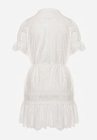 Renee - Biała Sukienka Boho z Bawełny Ozdobiona Ażurowym Wzorem Falbaną i Przewiązana Paskiem Nelah. Okazja: na imprezę, na co dzień. Kolor: biały. Materiał: bawełna. Wzór: aplikacja, ażurowy. Typ sukienki: proste. Styl: boho #4