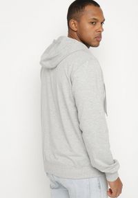 Born2be - Jasnoszara Bluza z Bawełną Kapturem i Sznurkami Asallin. Okazja: na co dzień. Typ kołnierza: kaptur. Kolor: szary. Materiał: bawełna. Styl: casual, klasyczny