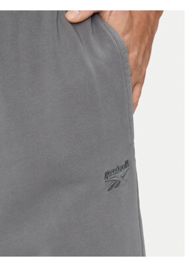 Reebok Spodnie dresowe Ri Washed 100200154 Szary Regular Fit. Kolor: szary. Materiał: bawełna, syntetyk