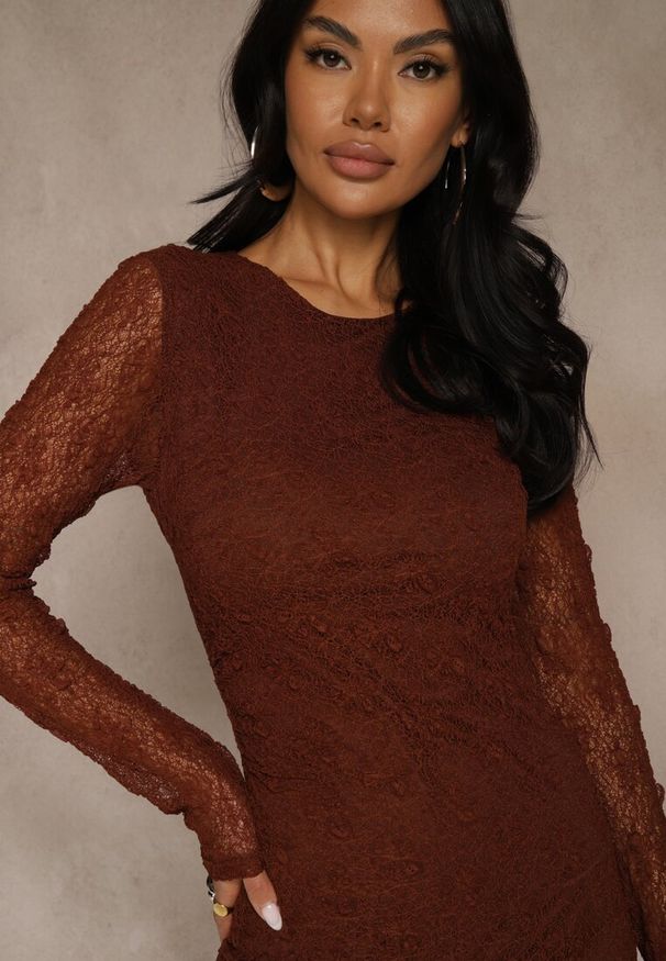 Renee - Brązowa Koronkowa Sukienka Typu Longsleeve o Dopasowanym Kroju Zenoresa. Kolor: brązowy. Materiał: koronka. Długość rękawa: długi rękaw. Typ sukienki: oversize. Styl: elegancki