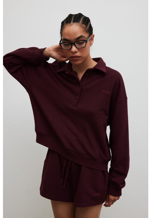Marsala - Bluza damska z kołnierzem w kolorze BURGUNDY - EXPLORE-M/L. Okazja: na co dzień. Materiał: dzianina, bawełna, dresówka, poliester. Wzór: aplikacja, haft. Styl: sportowy, elegancki, casual
